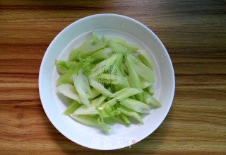 西芹炒鸡蛋的做法步骤：2