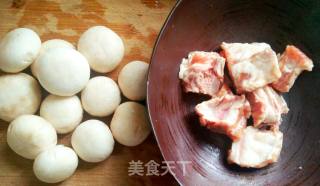 口蘑焖排骨的做法步骤：1