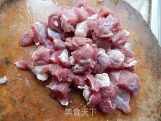 青红萝卜烧羊肉的做法步骤：1