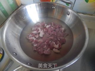 青红萝卜烧羊肉的做法步骤：2