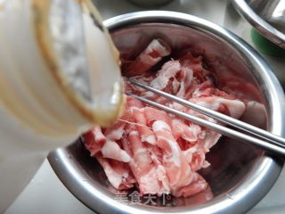 白菜烧羊肉卷的做法步骤：1