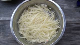 炝拌土豆芹菜的做法步骤：5