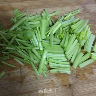 芹菜肉丝的做法步骤：2
