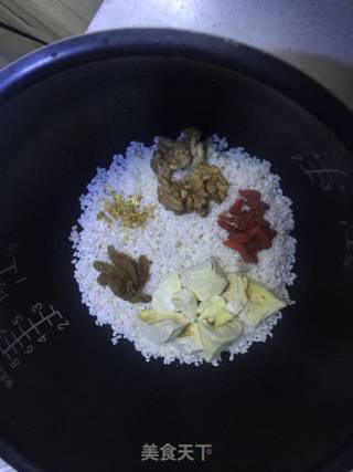 家里榴莲干没吃完，做点榴莲饭的做法步骤：1