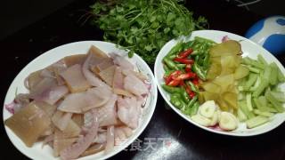 小炒鱿鱼的做法步骤：1
