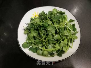 捞汁儿香菜的做法步骤：1