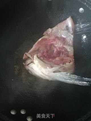番茄鱼头汤的做法步骤：2
