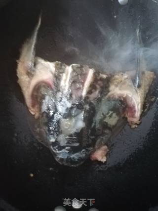 番茄鱼头汤的做法步骤：3