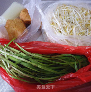 绿豆芽素锅贴的做法步骤：1