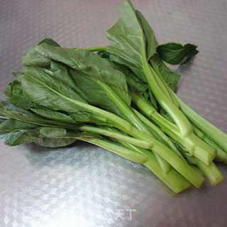 白灼菜心的做法步骤：1