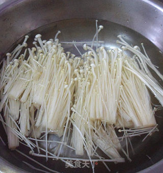 剁椒金针菇的做法步骤：2