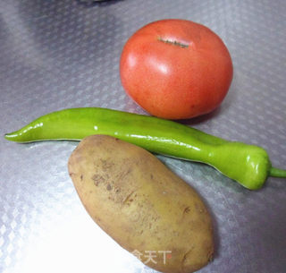 尖椒番茄土豆片的做法步骤：1