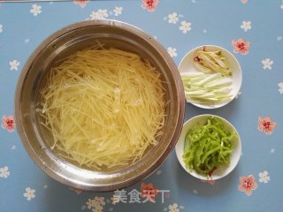 清炒土豆丝的做法步骤：2