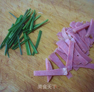 蒜苗炒蛋皮火腿的做法步骤：2