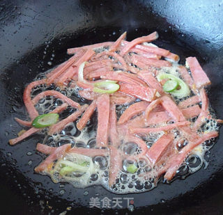 蒜苗炒蛋皮火腿的做法步骤：6