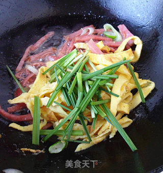 蒜苗炒蛋皮火腿的做法步骤：7