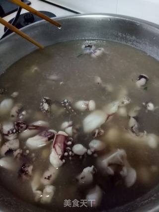 干煸鱿鱼的做法步骤：1