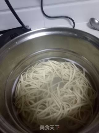 儿童版～番茄鸡蛋汤面的做法步骤：1