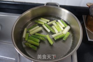 芦笋炒虾仁的做法步骤：1