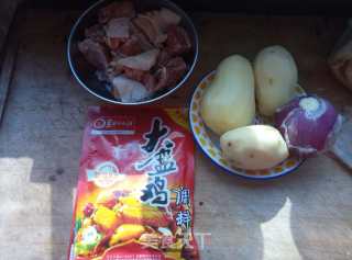 家庭版大盘鸡的做法步骤：1