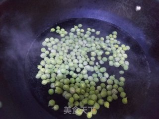 豌豆炒牛肉粒的做法步骤：2