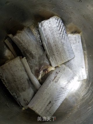 煎带鱼的做法步骤：1