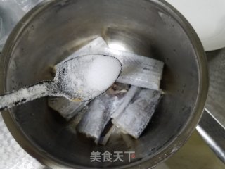 煎带鱼的做法步骤：2
