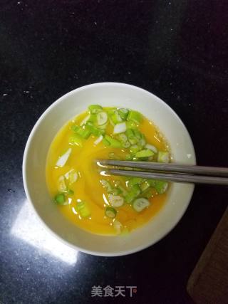 鸭蛋炒青椒的做法步骤：2