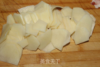 青椒炒蘑菇土豆片的做法步骤：2