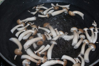 青椒炒蘑菇土豆片的做法步骤：3