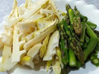 红油豆瓣酱版炒双笋的做法步骤：1