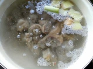 咸鹅炖豆腐的做法步骤：1