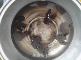 猫耳朵炒五花肉的做法步骤：3