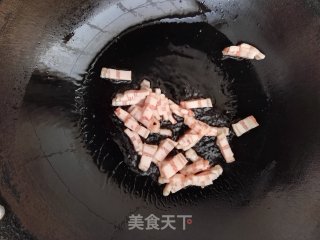 猫耳朵炒五花肉的做法步骤：5