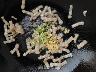猫耳朵炒五花肉的做法步骤：6
