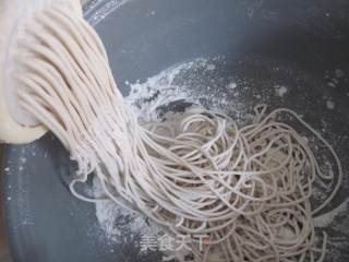 蘑菇盖面的做法步骤：1