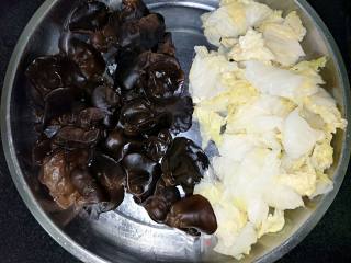 肉炒木耳白菜片的做法步骤：1
