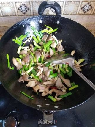 青蒜炒平菇的做法步骤：7