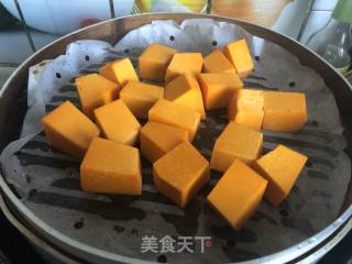 豆沙南瓜饼的做法步骤：1