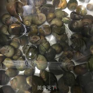香辣田螺的做法步骤：1