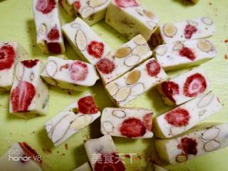 草莓干杏仁牛轧糖的做法步骤：15