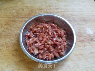 酸菜豆角炒肉丁的做法步骤：1