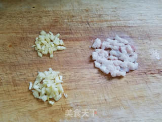 酸菜豆角炒肉丁的做法步骤：4