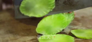 潮音潮人：鱼饼炒香菜骨的做法步骤：2