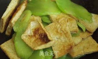 潮音潮人：鱼饼炒香菜骨的做法步骤：5