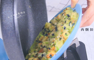 彩椒抱蛋面包丁的做法步骤：6