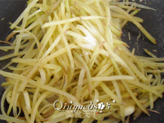 土豆丝炒莜面的做法步骤：7