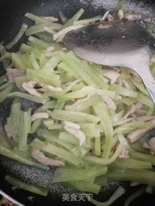 莴笋炒肉的做法步骤：4