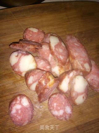 鸡汁包菜烩腊肠的做法步骤：1