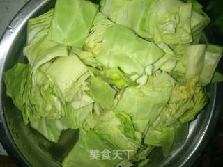 鸡汁包菜烩腊肠的做法步骤：2